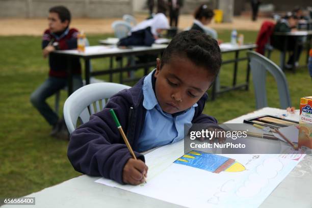 Palestinian children paint Free drawing in Gaza City, 22 March 2017.