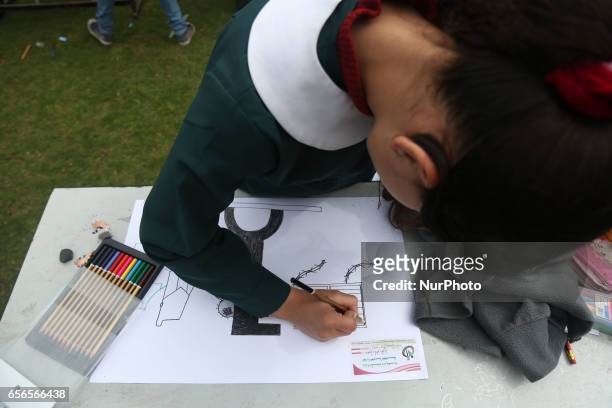 Palestinian children paint Free drawing in Gaza City, 22 March 2017.