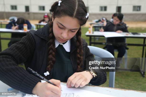 Palestinian children paint Free drawing in Gaza City, 22 March 2017.