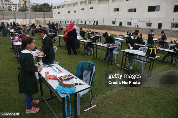 Palestinian children paint Free drawing in Gaza City, 22 March 2017.