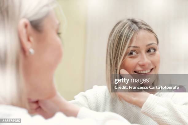 woman in the mirror - freschezza fotografías e imágenes de stock