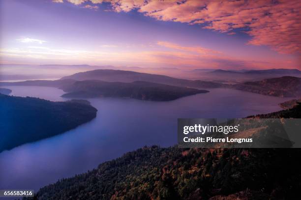 view of the british columbia gulf islands from mt erskine provincial park at dusk - salt spring island, canada - insel salt spring island stock-fotos und bilder