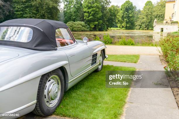 mercedes-benz 300 roadster cabrio klassische sportwagen - mercedes benz 300sl gullwing stock-fotos und bilder