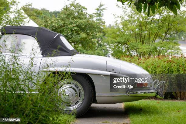 mercedes-benz 300sl roadster cabrio klassieke sportwagen - mercedes benz 300sl gullwing stockfoto's en -beelden