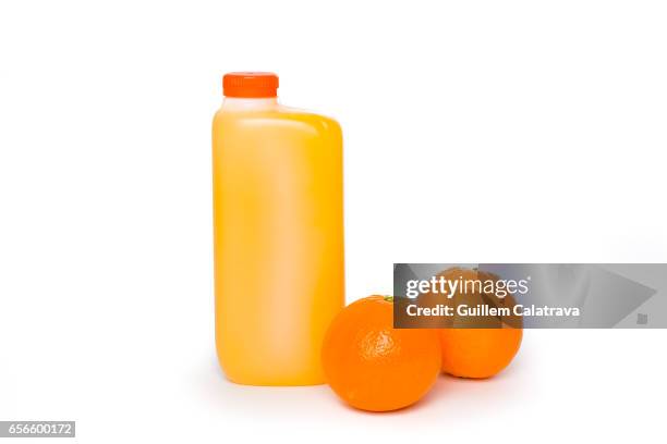 natural orange juice bottled together with oranges - tentempié 個照片及圖片檔
