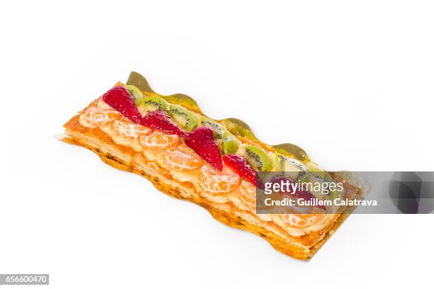 fruit cake with tangerines, strawberries and kiwi on a puff pastry base - tentempié stock pictures, royalty-free photos & images