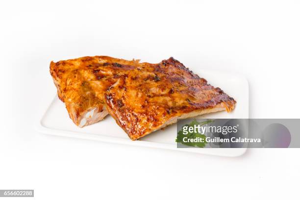 roasted pork ribs with parsley on a tray - tentempié 個照片及圖片檔