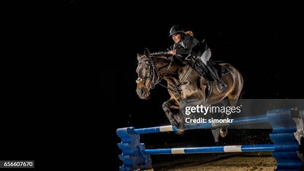springruiter - hindernisrace paardenrennen stockfoto's en -beelden