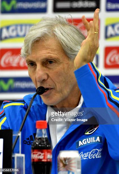 Jose Pekerman técnico de la Selección Colombia gesticula durante rueda prensa en Barranquilla. Colombia se prepara para el próximo partido contra la...