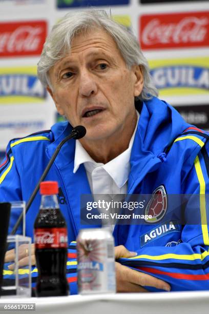 Jose Pekerman técnico de la Selección Colombia habla con la prensa en Barranquilla. Colombia se prepara para el próximo partido contra Bolivia para...