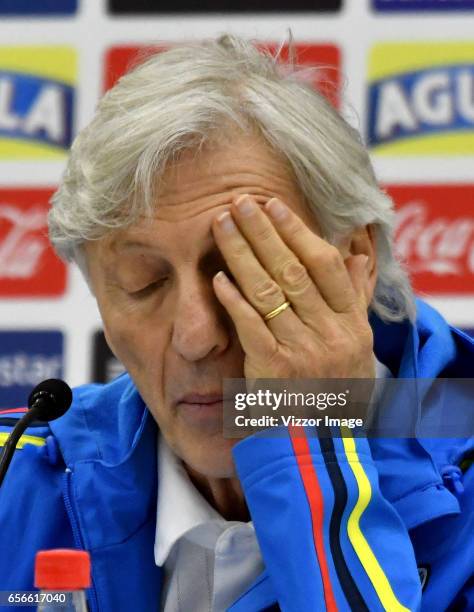 Jose Pekerman técnico de la Selección Colombia gesticula durante rueda prensa en Barranquilla. Colombia se prepara para el próximo partido contra la...