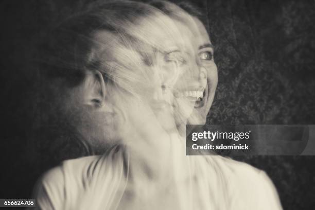 femme avec les luttes émotionnelles - double face photos et images de collection