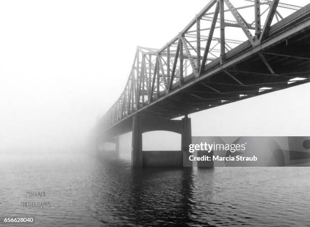 foggy bridge in black and white - peoria illinois stockfoto's en -beelden