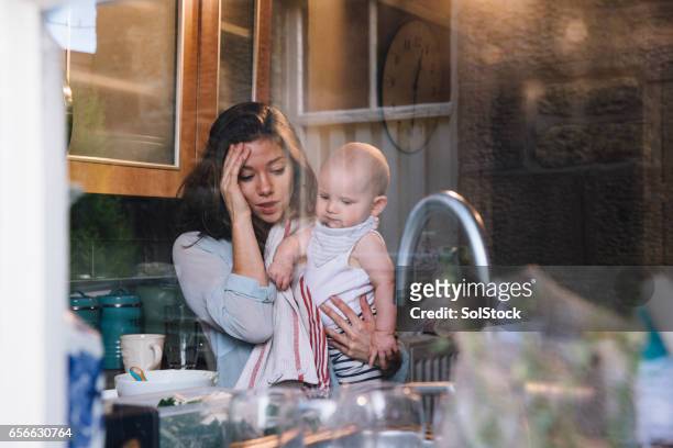 gestresst single moeder - busy lifestyle stockfoto's en -beelden