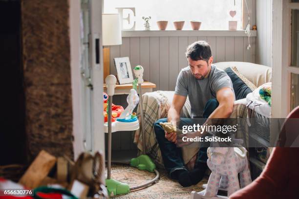 rouw vader - dood fysieke beschrijving stockfoto's en -beelden