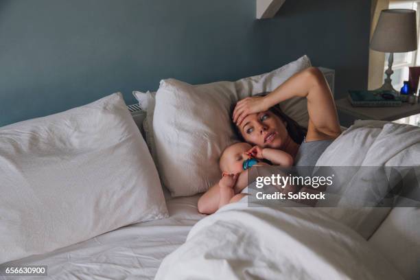 slaap beroofd moeder - kids sleep in bed stockfoto's en -beelden