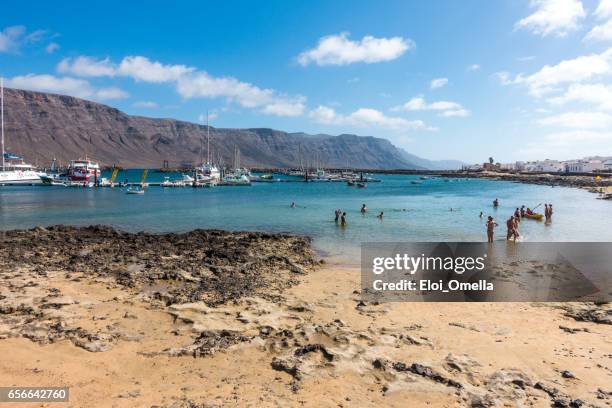 the graceful beach lanzarote tourist canary islands - arquipélago imagens e fotografias de stock