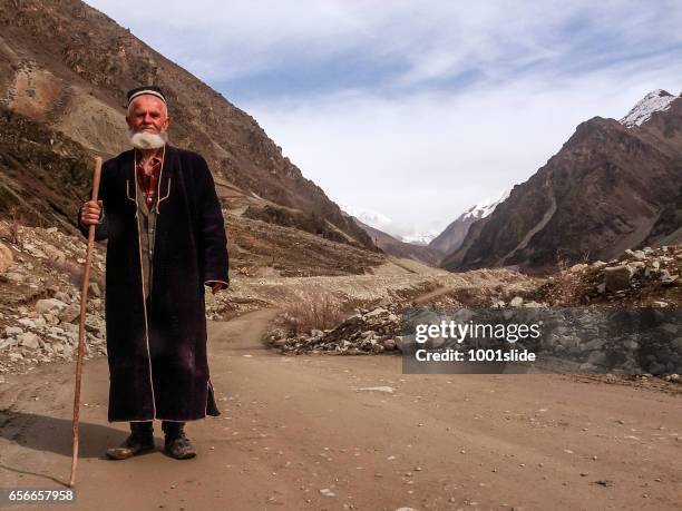 vie de village dans les montagnes du tadjikistan - tadjik photos et images de collection