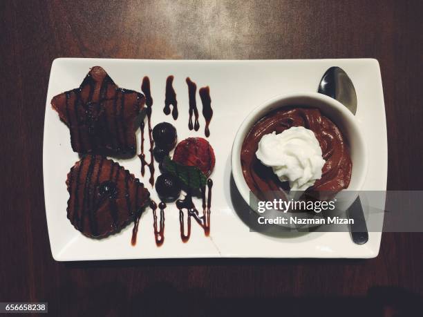 an overhead shot of beautiful plated dessert. - black plated stock pictures, royalty-free photos & images