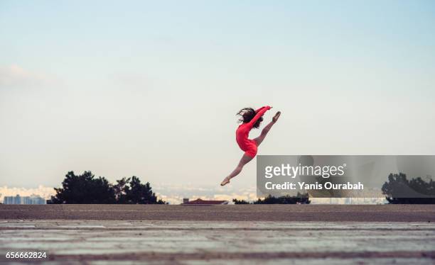 female ballet dancer dancing in lyon, france - urban ballet stockfoto's en -beelden