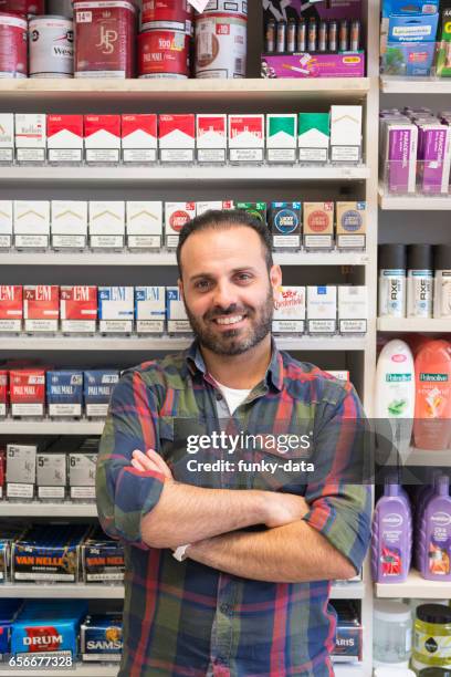 de eigenaar van de kiosk van de immigranten in europa - oost europese etniciteit stockfoto's en -beelden