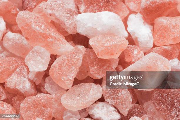 himalayan pink rock salt - rock salt stockfoto's en -beelden