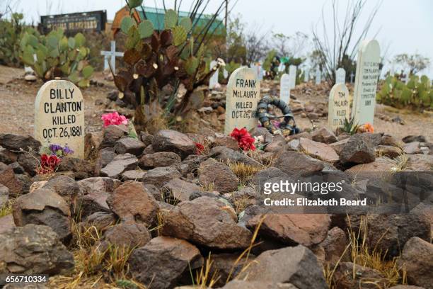 editorial use: graves of ok corral gunfight participants, boothill graveyard, tombstone, arizona - tombstone stock-fotos und bilder