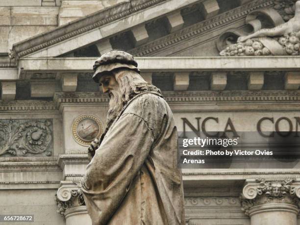 sculpture of leonardo da vinci at the scala square in milan, italy - da vinci stockfoto's en -beelden