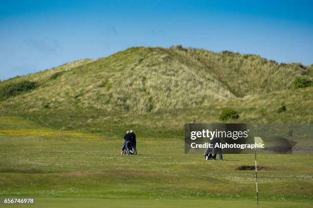 links-golfplatz in northumberland - golftasche ziehen stock-fotos und bilder