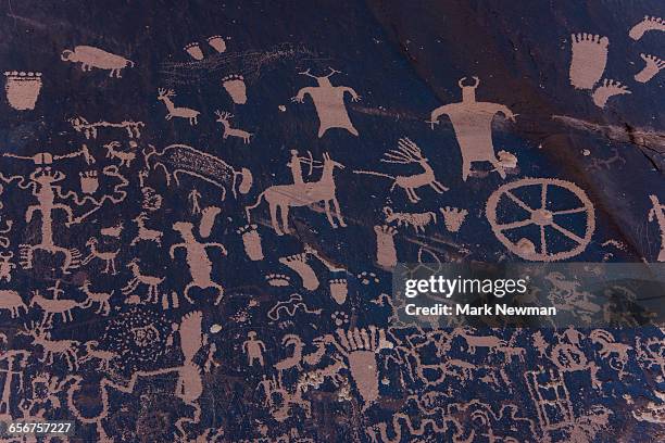 prehistoric rock art - prähistorisches zeitalter stock-fotos und bilder