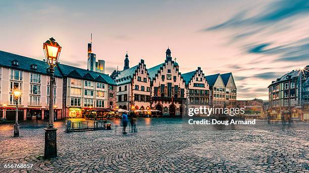 romerberg at dusk, frankfurt - frankfurt fotografías e imágenes de stock