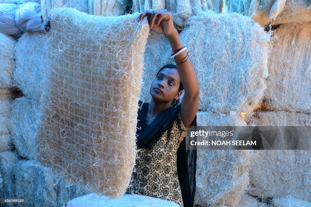 TOPSHOT-INDIA-ECONOMY-WEATHER-COOLERS