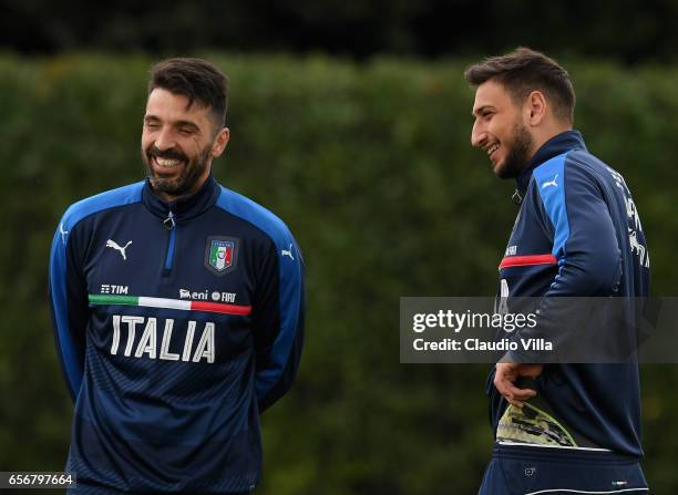 Gianluigi Buffon and Gianluigi Donnarumma of Italy chat during the training session at the club's training ground at Coverciano on March 23, 2017 in...