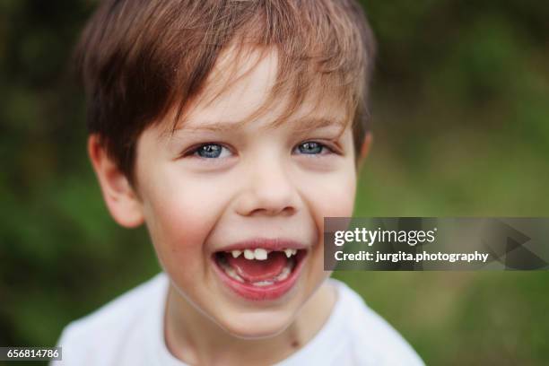 toothless smile - hueco entre dientes fotografías e imágenes de stock