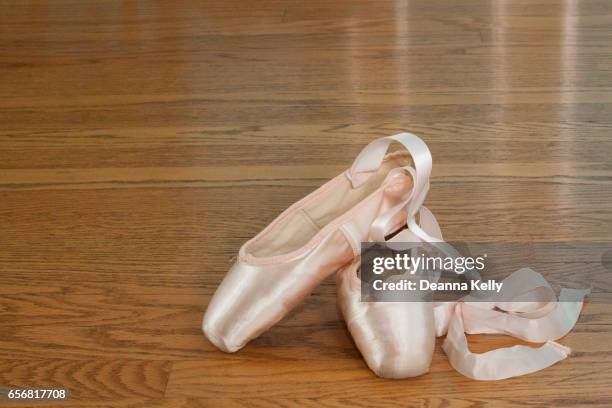 pink pointe ballet slippers - danseur jump fotografías e imágenes de stock