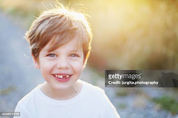 toothless smile - 4 5 ans photos et images de collection