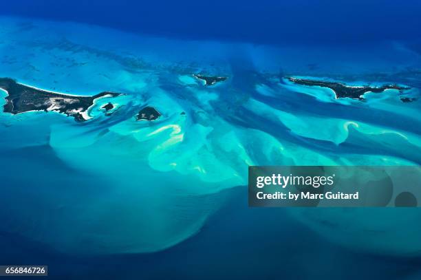 aerial view of beautiful sandbanks around the exumas, bahamas - bahamas aerial stockfoto's en -beelden