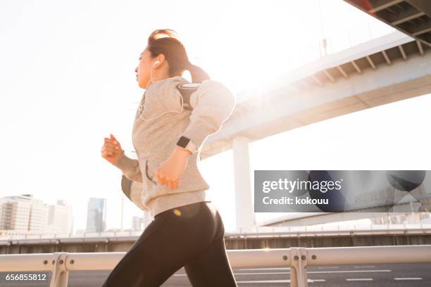 スポーティな女性 - woman jogging ストックフォトと画像