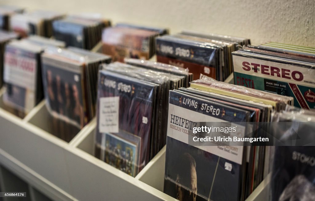 Symbol photo on the theme Renaissance of the Vinyl records. The photo shows a shelf with records.