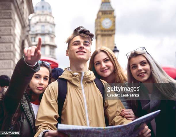 college-studenten auf reisen nach london - big ben black and white stock-fotos und bilder