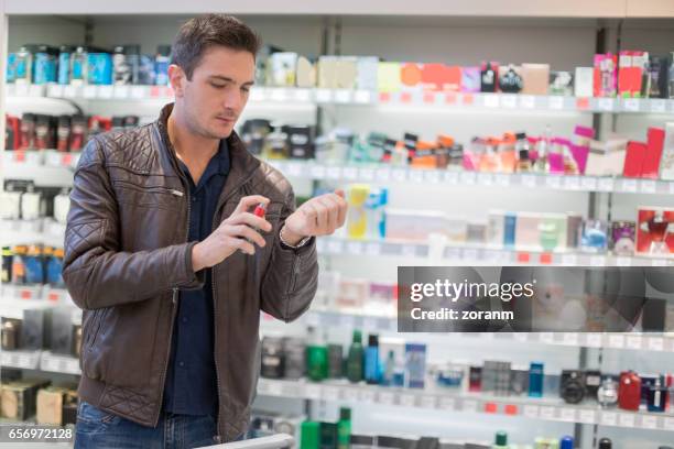 tratar de perfume - perfumería fotografías e imágenes de stock