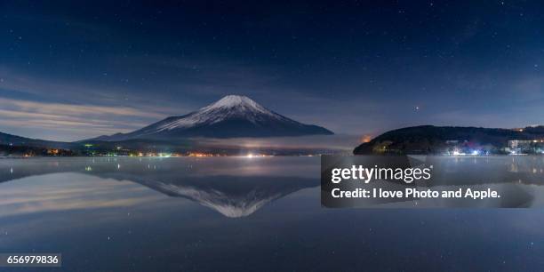 starry night fuji - 逆さ stock-fotos und bilder