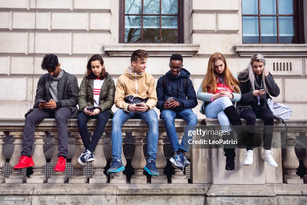 Jugendliche Schüler mit Smartphone auf eine Schule Pause