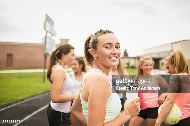 young women athletes on school track - 僅少女 個照片及圖片檔