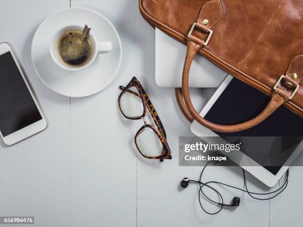 overhead business angles still life of office desk - carteira de pele imagens e fotografias de stock