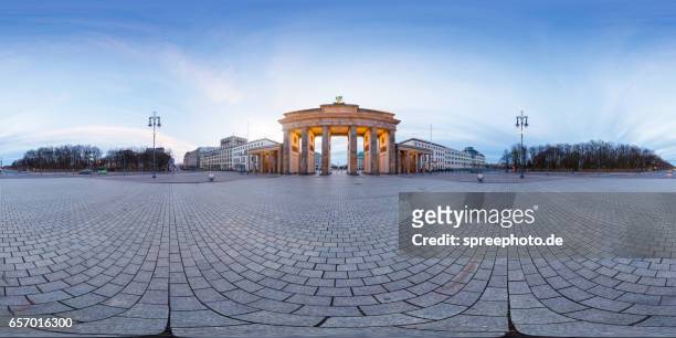 360° view of brandenburger tor - panoramica foto e immagini stock