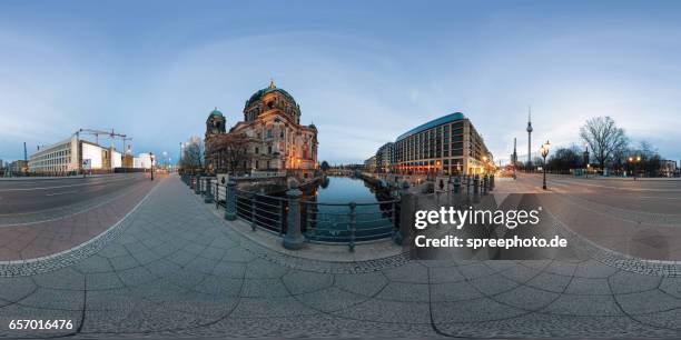 360° view of berliner dom und stadtschloss - 360 stock-fotos und bilder