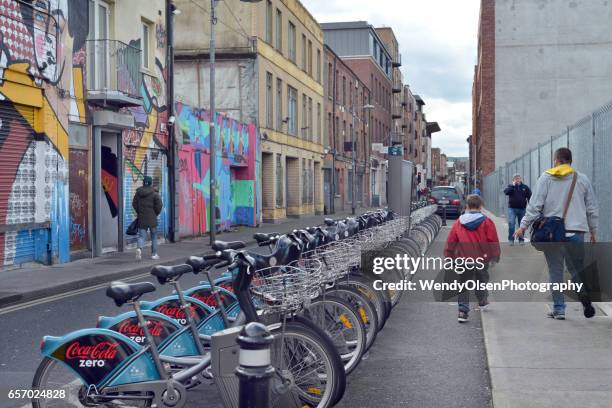 dublin, république d’irlande, en irlande. 30 septembre 2016. scène de rue à dublin avec vélos et promeneurs. - dublin république dirlande photos et images de collection