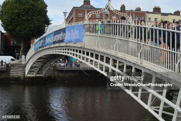 dublin, république d’irlande, en irlande. 30 septembre 2016. penny bridge à dublin. - dublin république dirlande photos et images de collection