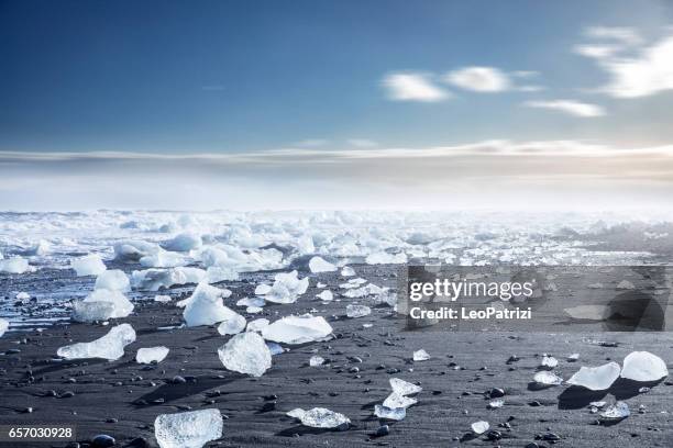 geleira na islândia - azuis icebergs flutuando na lagoa - laguna jokulsarlon - fotografias e filmes do acervo